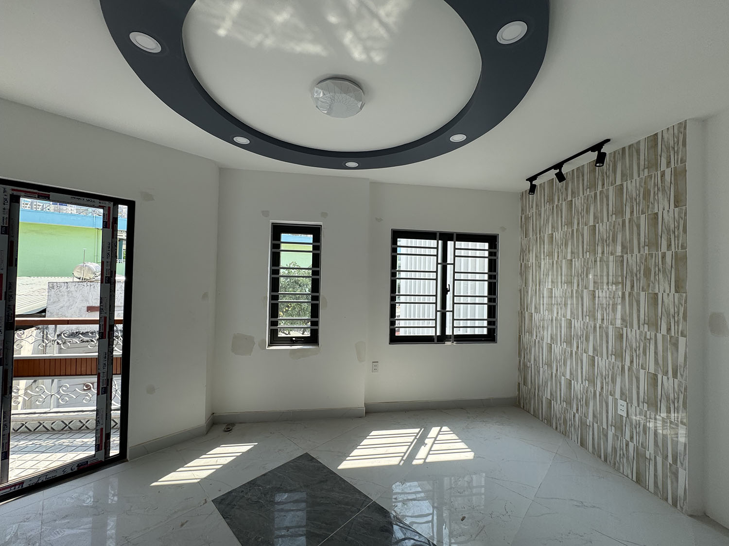 Chính thức mở bán biệt thự mini 3 lầu HXH VF5 khu cao cấp Hoàng Diệu - Trước nhà có sân đỗ ôtô